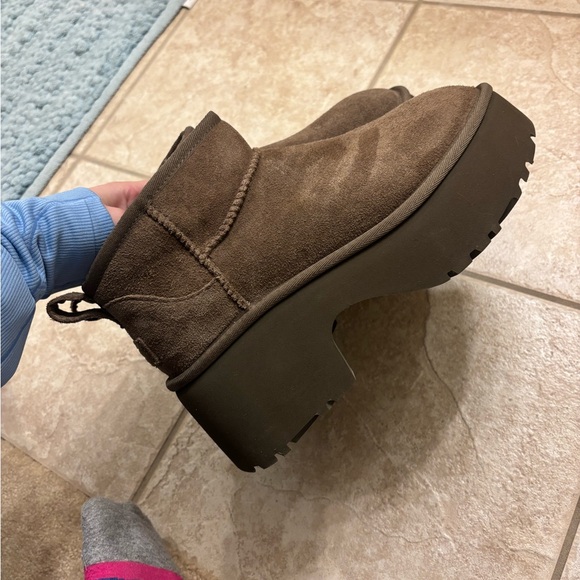 UGG brown ultra platform boots - Picture 4 of 8